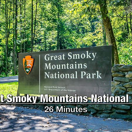 New Luxury Cabin With Stunning Mountainviews,Hottub, Firepit, Fireplace,2 Kingbeds, 2 Covereddecks,Bbqgrill, Shuffleboard And Pool Access Севьервилл Экстерьер фото
