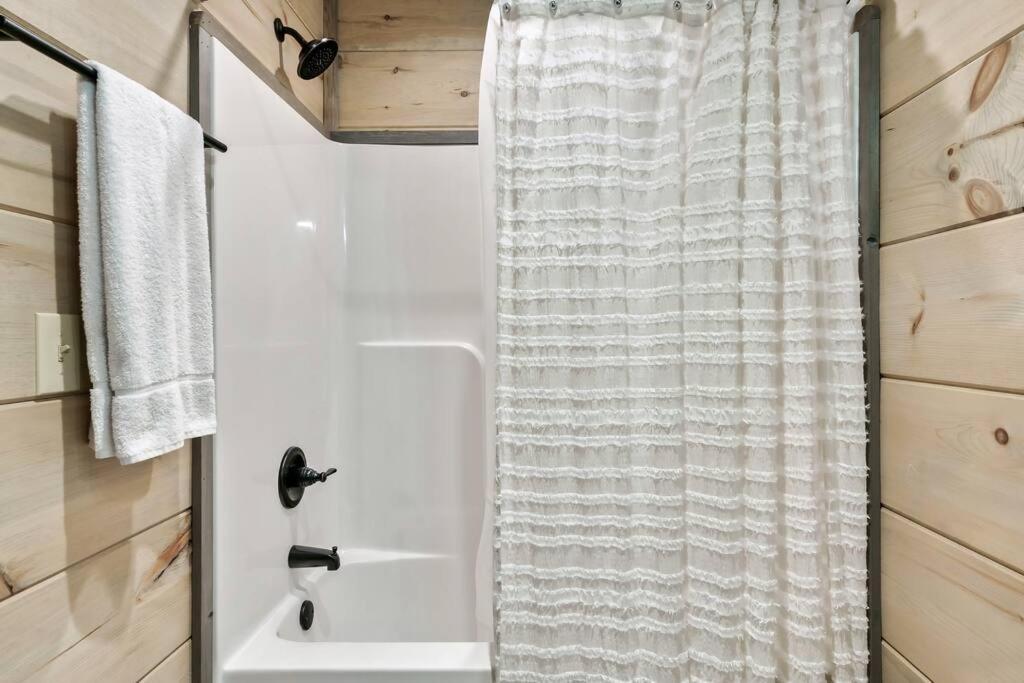 New Luxury Cabin With Stunning Mountainviews,Hottub, Firepit, Fireplace,2 Kingbeds, 2 Covereddecks,Bbqgrill, Shuffleboard And Pool Access Севьервилл Экстерьер фото