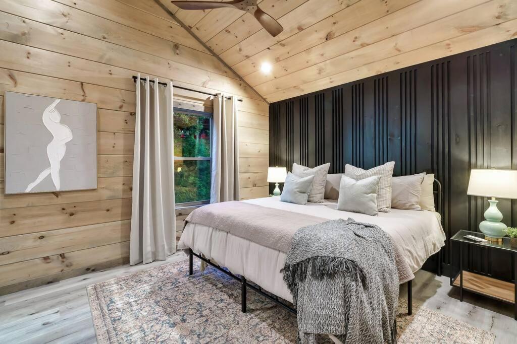 New Luxury Cabin With Stunning Mountainviews,Hottub, Firepit, Fireplace,2 Kingbeds, 2 Covereddecks,Bbqgrill, Shuffleboard And Pool Access Севьервилл Экстерьер фото