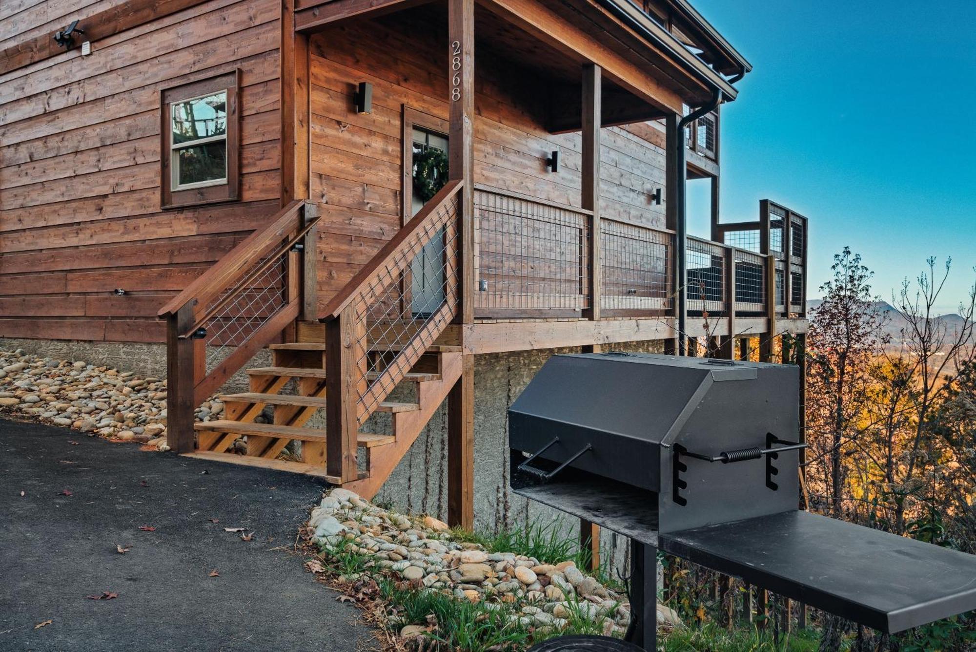 New Luxury Cabin With Stunning Mountainviews,Hottub, Firepit, Fireplace,2 Kingbeds, 2 Covereddecks,Bbqgrill, Shuffleboard And Pool Access Севьервилл Экстерьер фото