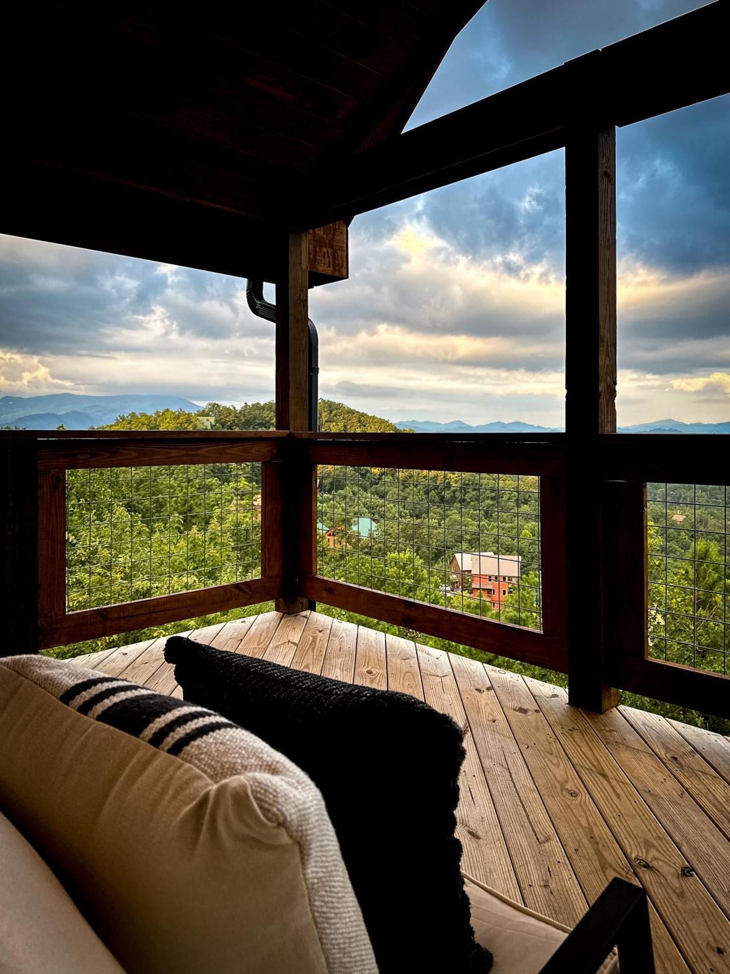 New Luxury Cabin With Stunning Mountainviews,Hottub, Firepit, Fireplace,2 Kingbeds, 2 Covereddecks,Bbqgrill, Shuffleboard And Pool Access Севьервилл Экстерьер фото