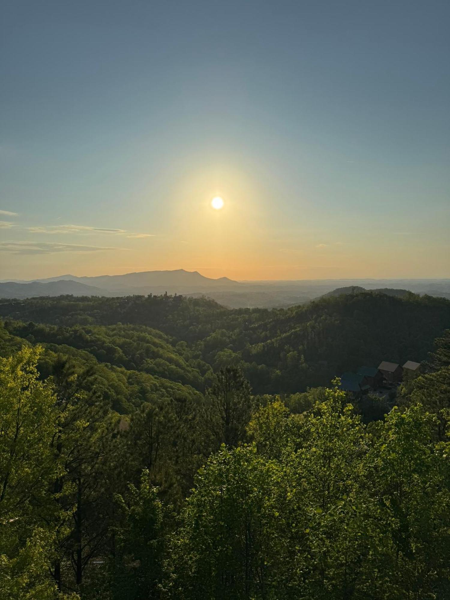 New Luxury Cabin With Stunning Mountainviews,Hottub, Firepit, Fireplace,2 Kingbeds, 2 Covereddecks,Bbqgrill, Shuffleboard And Pool Access Севьервилл Экстерьер фото